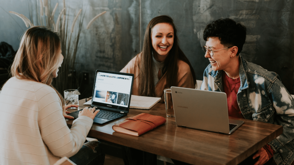 Frauen lachend am Tisch