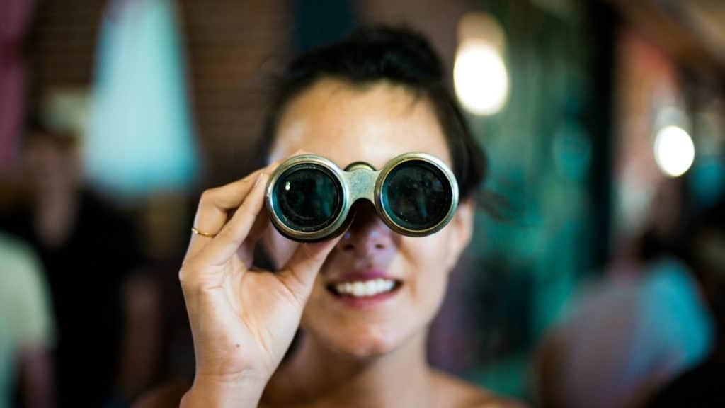 Neugier Frau mit Fernglas