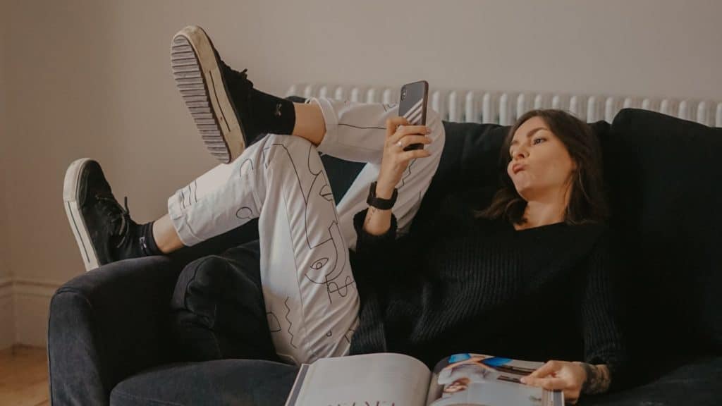 Prokrastination Frau auf dem Sofa