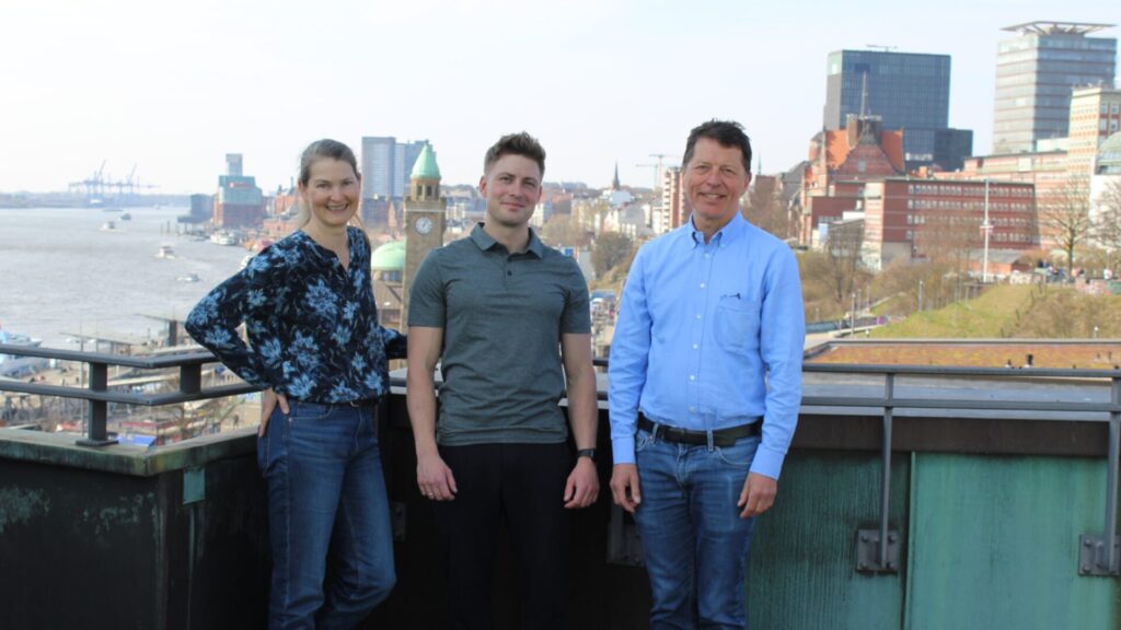 „Es geht darum, körperlich wie mental die richtige Balance zu finden." 3 Foto von Personal Trainer Jonas von Ahn und Geschäftsführer Dr. Frank Steinhoff und Psychologin Catrin Bartel von addisca