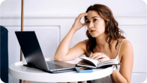 Psychische Belastung: Frau vor PC