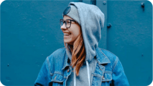 7 Tipps für bessere Entscheidungen 1 Frau vor blauem Hintergrund