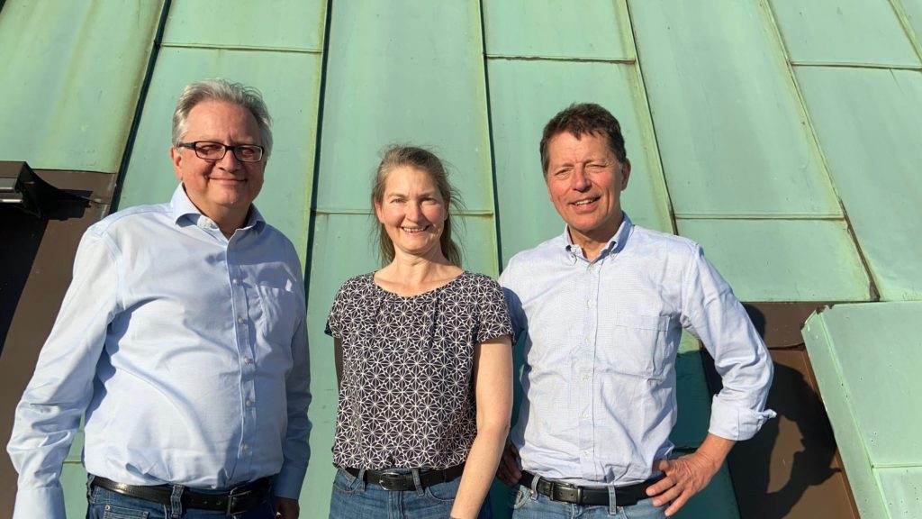 Foto von Dr. Carlhans Uhle, Catrin Bartel und Frank Steinhoff von addisca. Im Gespräch zum Thema mentale Fitness und Führungskräfte