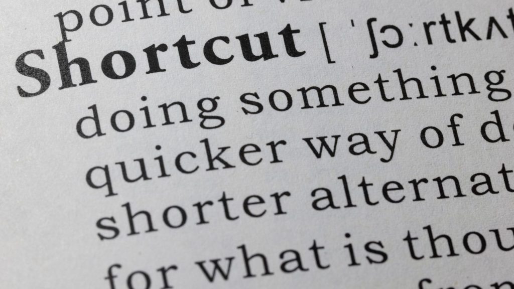 Foto Dictionary-Eintrag zum Begriff Shortcut, stellvertretend für Denkfehler als Denk-Abkürzungen