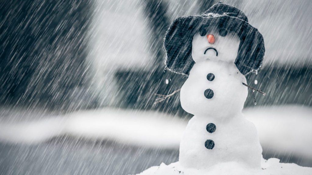 Foto von Schneemann im Regen symbolisch für Winterblues