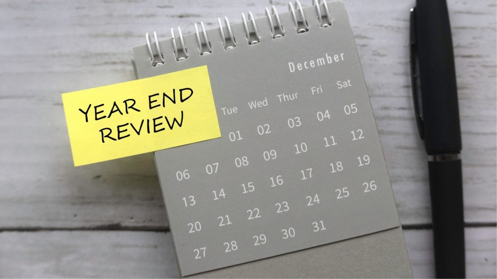 Foto von Kalender mit Post-It mit Text "year end review" symbolisch für Artikeltitel "Lessons Learned: Emotionsregulation durch metakognitive Selbstreflexcion