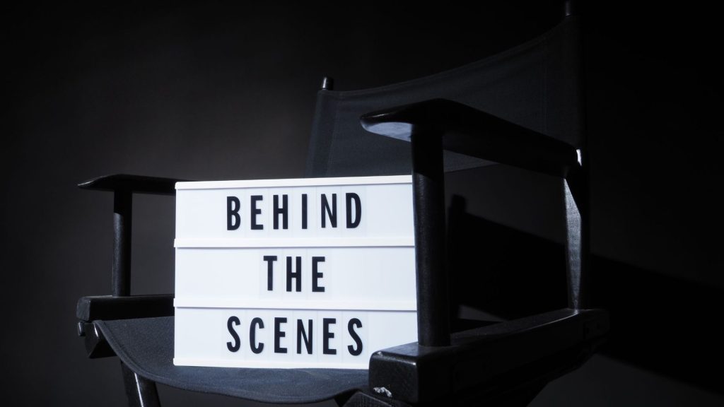 Foto Lichtkasten mit der Aufschrift "Behind the scenes" als Symbol für den Artikel Jahresrückblick mal anders